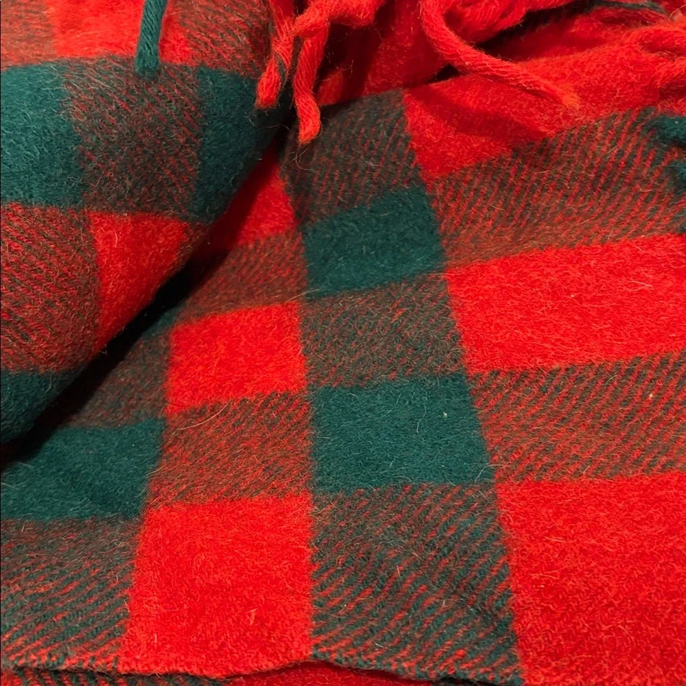 Vintage 1970’s throw blanket. Red‎ and green Horner wool. 56 x 47  b4